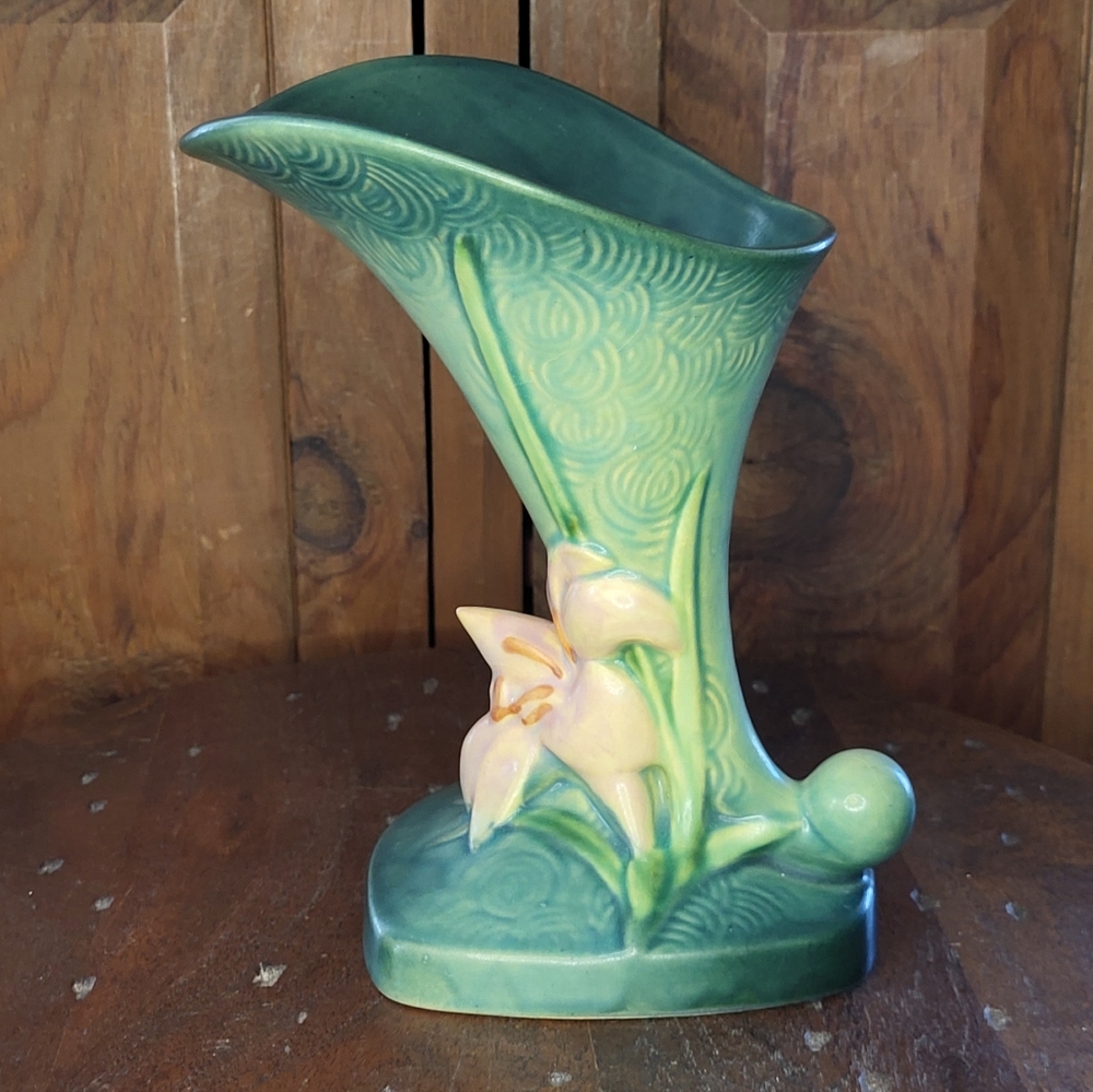 Roseville Zephyr Vase - Picture 16 of 17